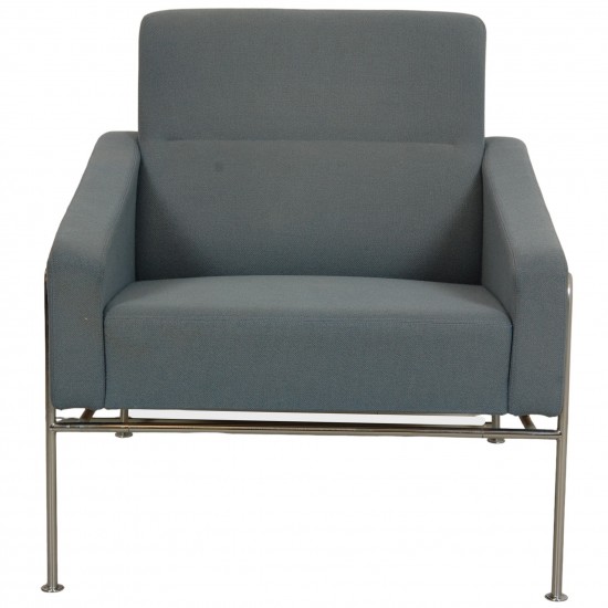 For Sale Arne Jacobsen 3301 lounge chair in blue fabric